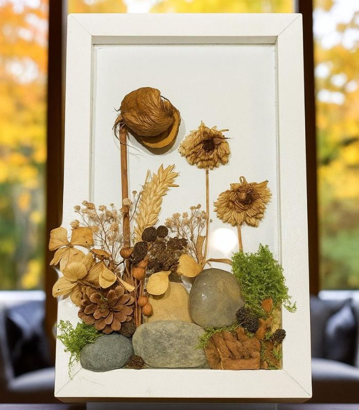 cuadro de flores secas y piedras