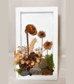 cuadro de flores secas y piedras