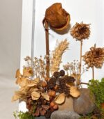 cuadro de flores secas y piedras