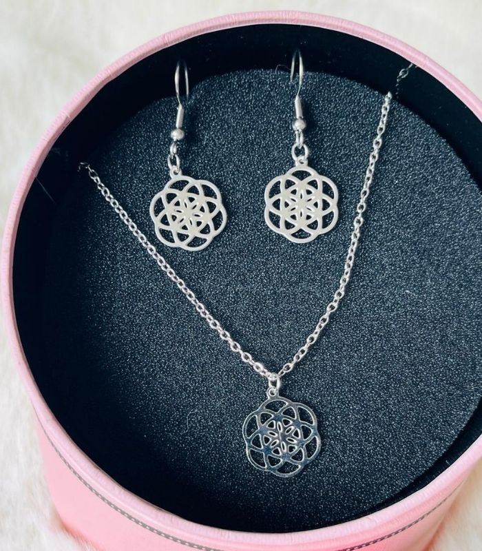 Conjunto de Cadena y Aros de Flor